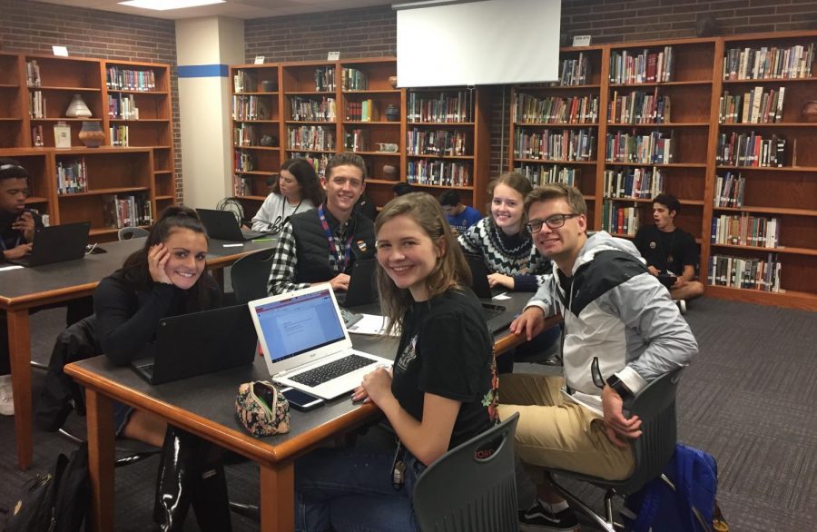 (L to R) Peytie Mickells, Turner Linafelter, Elizabeth Jurich, Will Bounds, and Veronica Chapman participate in Apply2College Day. This special event was held last Tuesday for seniors to get help in the college planning process.