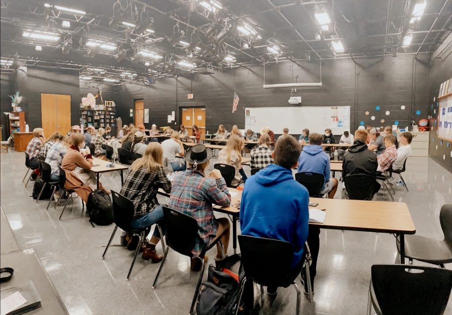 47 Lincoln East students meet at 7am on September 29th, 2021 for the third Youth Revival Meeting. Students reading over and sharing what stood out to them in John 4:1-15.