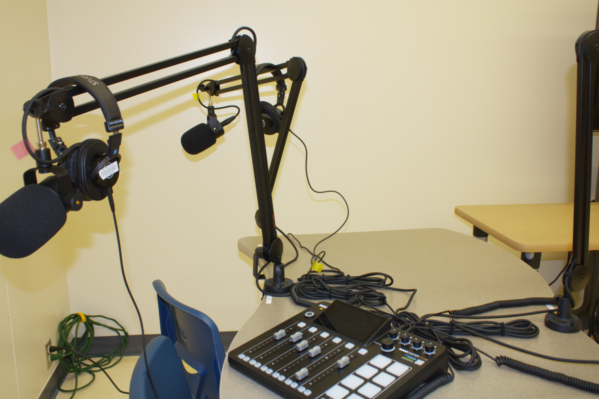 The broadcasting room begins construction in the third quarter of the school year. This equipment is used for recording and sound mixing